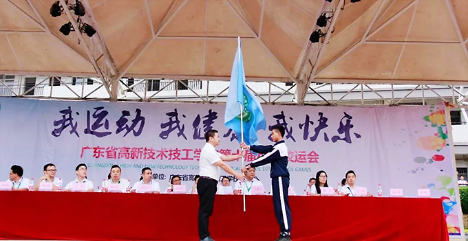 張?zhí)炫嘈iL為運(yùn)動(dòng)員代表授旗